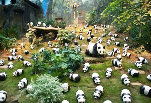 1600 Pandas with a real panda at Ocean Park Hong Kong