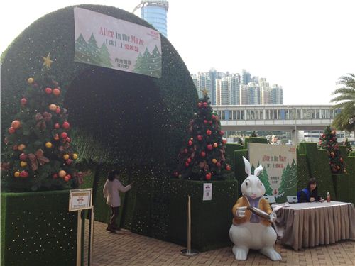 The entrance of the maze with the White Rabbit standing next to the time tunnel