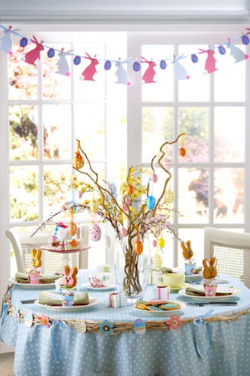 Have you ever seen a lovelier Easter table? Yet, quite simple paper and egg decoration.