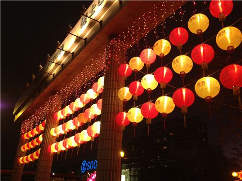 Lots of lanterns at the entrance of the Spring Festival Carnival