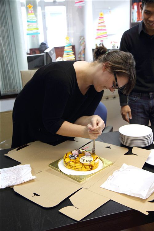 Bianca tries to cut the cake... she gave up after a minute