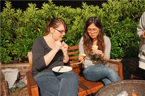 Maggie shares her food with Bianca
