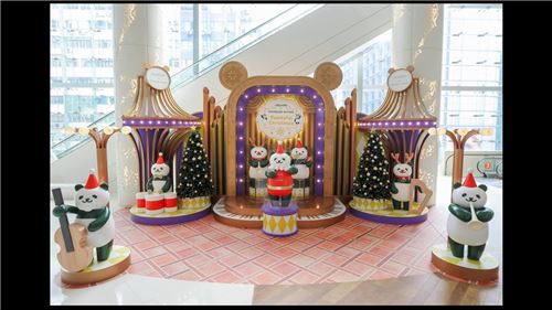 What adorable Christmas pandas!