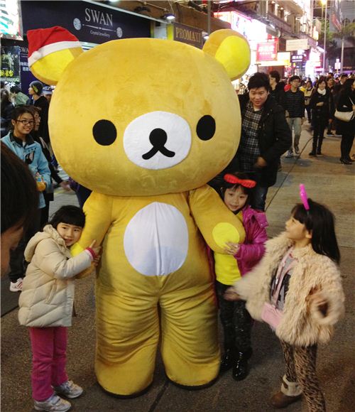 The children loved the big Christmas Rilakkuma on the streets of Tsim Sha Tsui