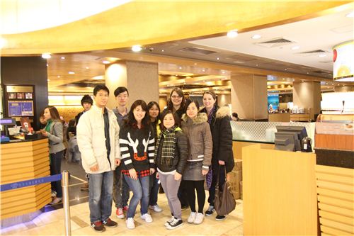 The whole modes4u team in front of the restaurant