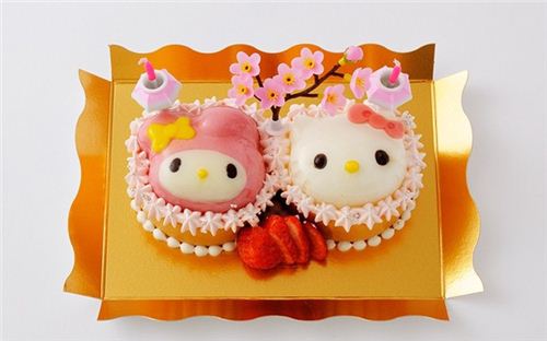 Super cute My Melody and Hello Kitty doll cup cakes. 