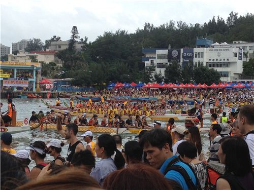The dragon boats raced right to the beach