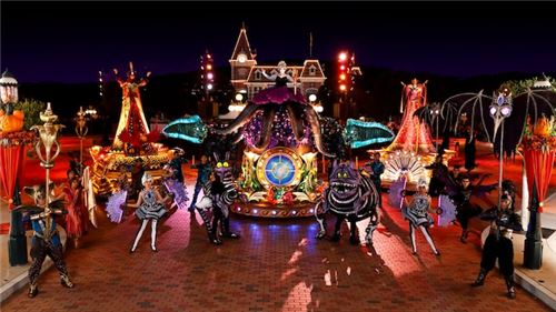 The parade at night! This image, and the images above, are courtesy of Disneyland Hong Kong
