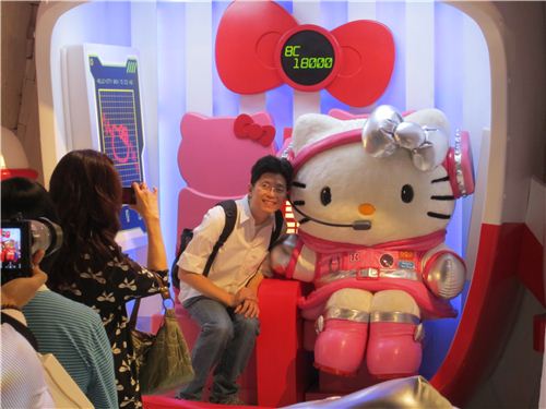 Hello Kitty in a spaceship arriving at Ice Age