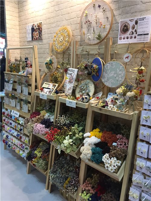 Attendees could choose flowers to put into jars