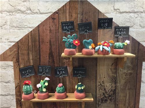 Lots of clay memo stands