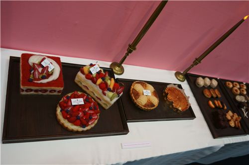 The felt sweets look amazing