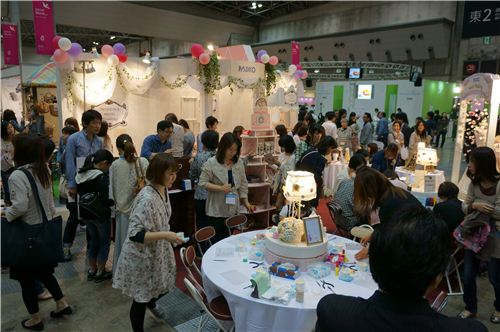 People getting ready to try some crafting with clay