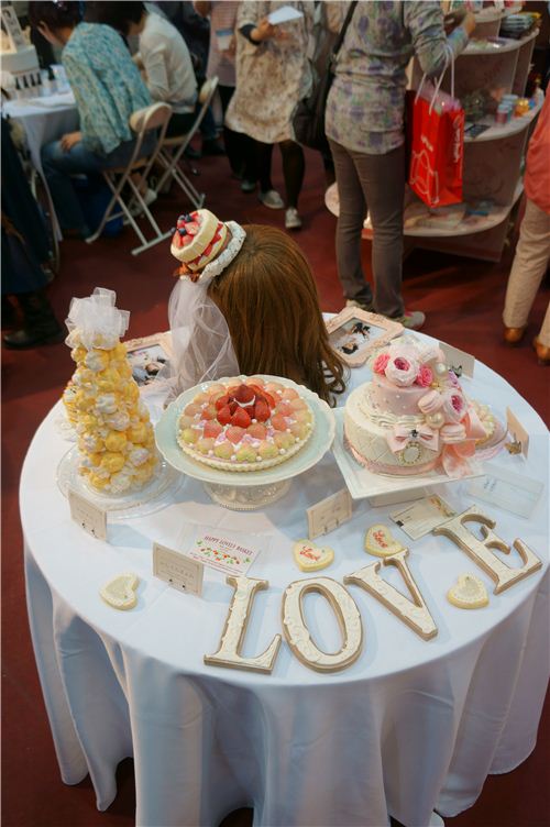 There are lots of ways of decorating with clay crafts for weddings