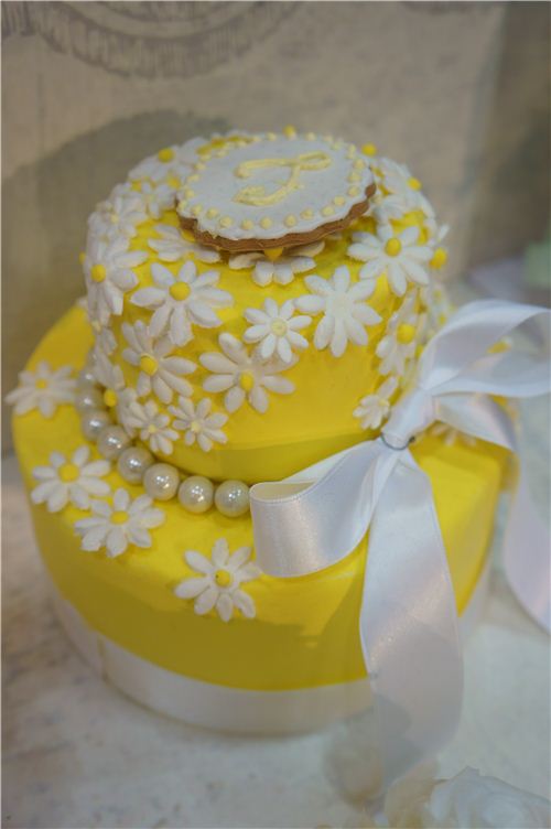 What a lovely cake, it totally looks like spring and summer
