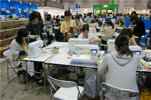 Like here people were sitting all throughout the area and work on their fabric projects