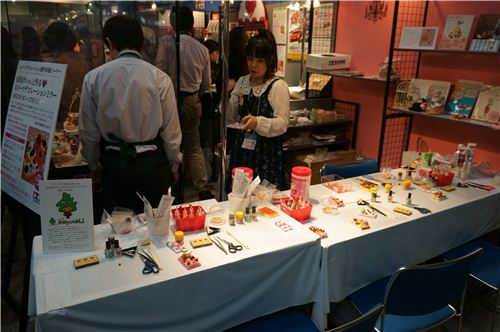 A crafting table to try some clay crafting at the trade show
