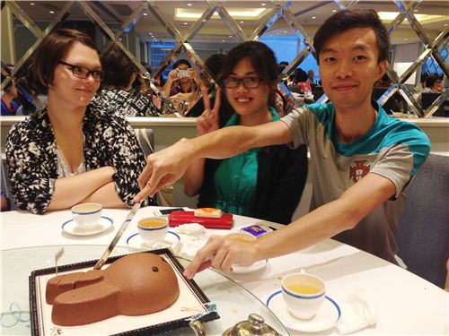 Ho is cutting the Miffy cake