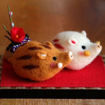 So detailed! This image and the 2 directly above featuring felt boars are courtesy of kirakoro.jugem.jp