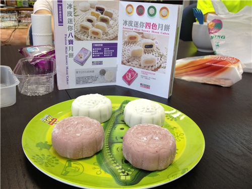 Frozen mooncakes on green plate - what a great colour combination