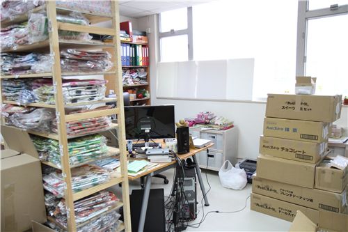 my office table was befind a shelf filled up with bags