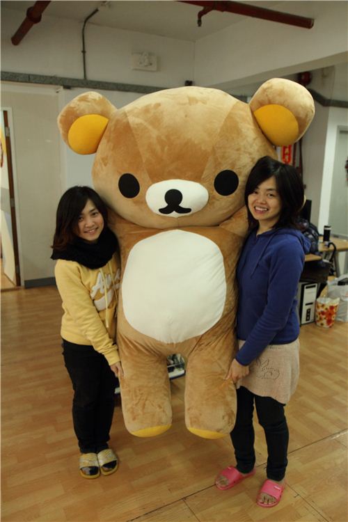 But then the fun starts: Lok and Karen can only carry the bear together - it is taller than they are
