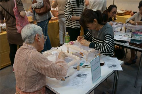 Very interesting embroidery techniques to learn. 