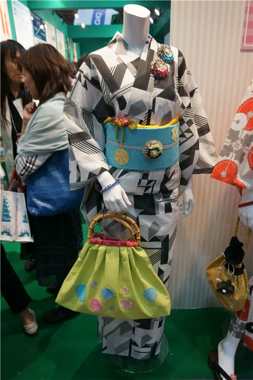 This traditional Japanese handbag is worn for 'Hanabi' the summer fireworks. 