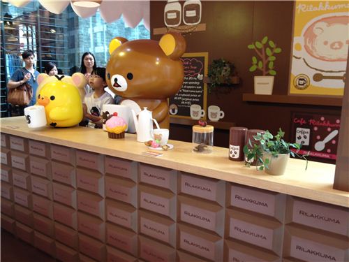 In this booth you can stand with Rilakkuma behind the counter of Rilakkuma Cafe