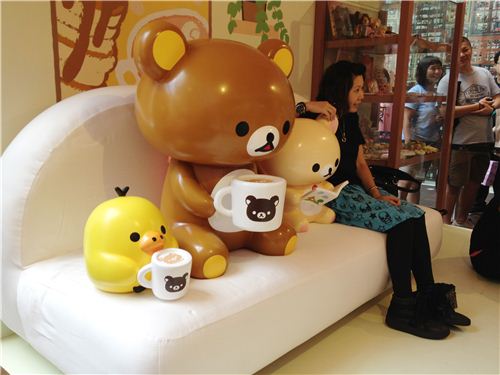In the third booth you can relax with Rilakkuma at home on the sofa having hot chocolate