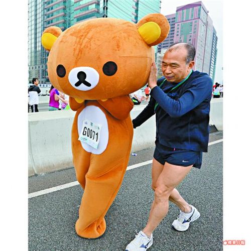 Running a marathon is not really Rilakkumas thing - he is just too lazy (photo: hk apple daily)