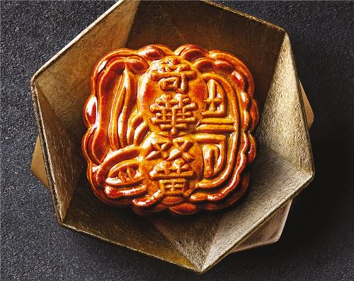 We can't stop staring at this supreme Moon Cake! Image courtesy of Kee Wah Bakery.