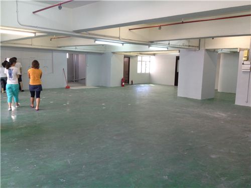 Everybody is strolling through the new warehouse