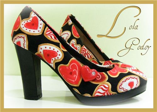 Lola Godoy also showed on her Spanish blog a great shoe makeover with our fabric
