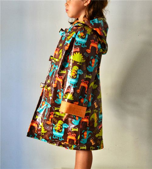 On the Spanish blog La Inglesita we spotted this awesome raincoat made with our Dino Dudes fabric