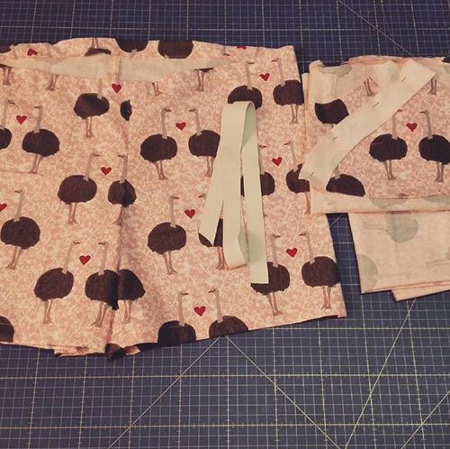 https://instagram.com/momita_blog/ sewing tutorial with Robert Kaufman ostrich fabric.