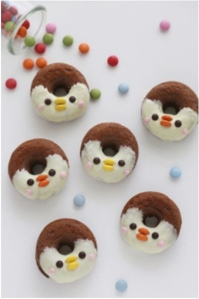 Donut penguins! From momo, shared on Pinterest by recipe.cotta.jp