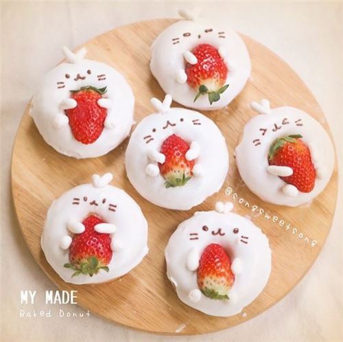 These bunny donuts love their strawberries! From @songsweetsong on Instagram.
