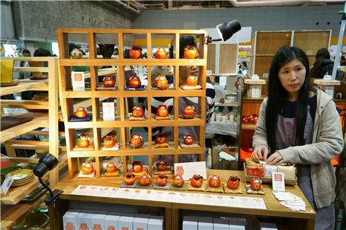 Daruma dolls on show