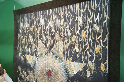 This features a vine-type design